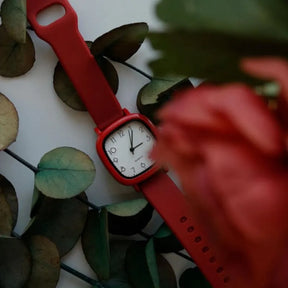Relógio feminino vermelho quadrado com pulseira silicone e mostrador clean