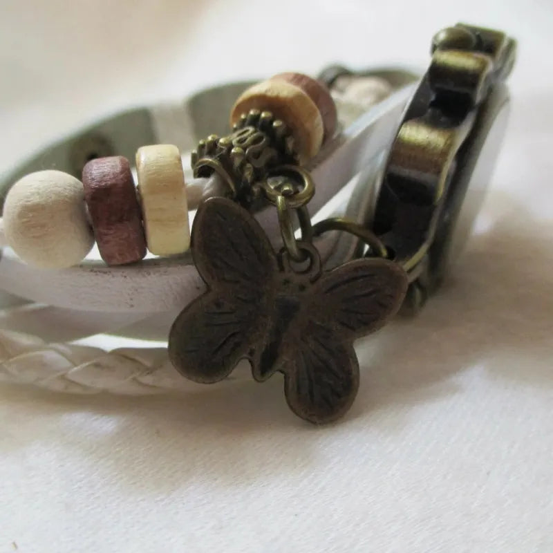 Relógio vintage branco com couro trançado e pingente borboleta feminino