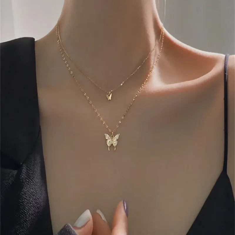 Colar borboleta dourado cravejado com corrente delicada