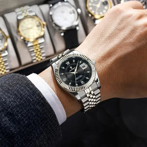 Relógio POEDAGAR prata com mostrador preto e pulseira inoxidável.