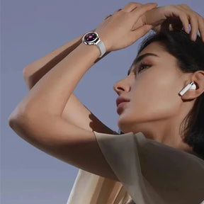 Smartwatch feminino prata com tela AMOLED, pulseira em aço fino e monitoramento de saúde completo.