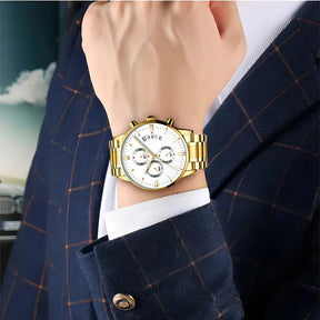 Relógio Mônaco masculino dourado com mostrador branco e pulseira em aço inoxidável