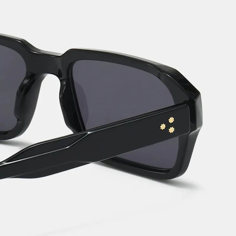 Óculos quadrado retrô preto com lente escura UV400 e armação em policarbonato resistente