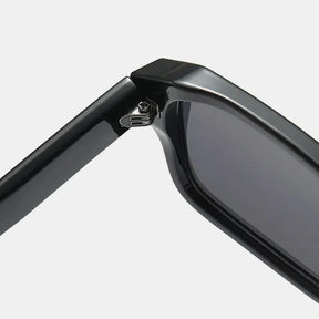 Óculos quadrado retrô preto com lente escura UV400 e armação em policarbonato resistente