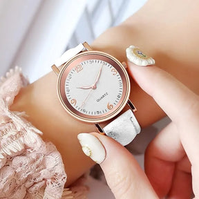 Relógio feminino redondo branco com pulseira de couro e mostrador minimalista