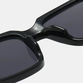 Óculos quadrado retrô preto com lente escura UV400 e armação em policarbonato resistente