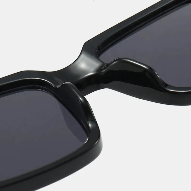 Óculos quadrado retrô preto com lente escura UV400 e armação em policarbonato resistente