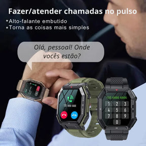 Smartwatch militar verde masculino com chamadas, monitoramento de saúde e visual esportivo robusto.