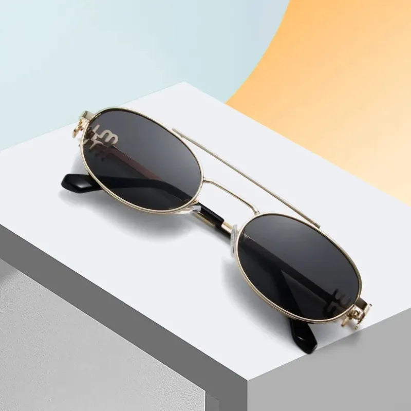 Óculos oval dourado feminino com armação metálica e lente escura UV400, estilo retrô minimalista

