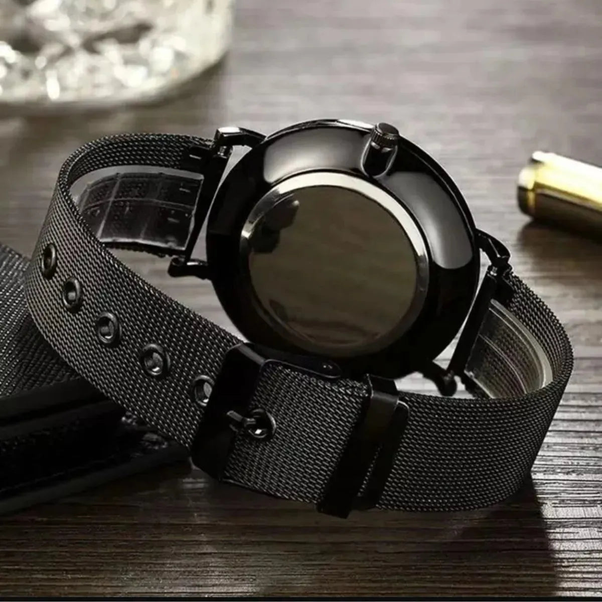 Relógio masculino minimalista preto com detalhes azuis e pulseira em aço inox