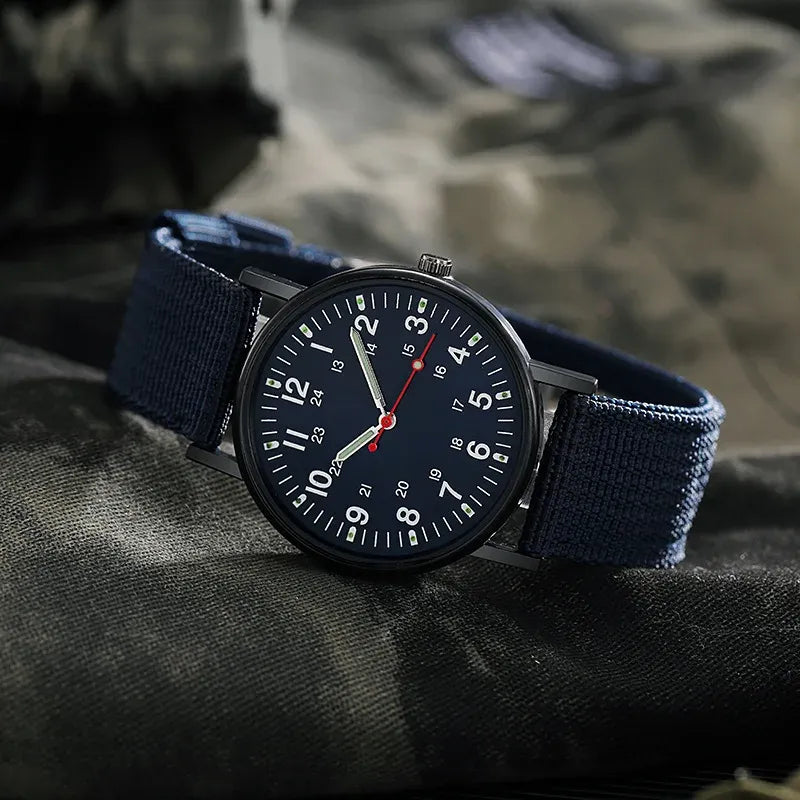 Relógio masculino azul escuro com mostrador preto e pulseira de nylon casual