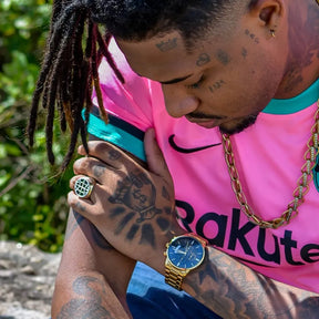 Relógio Mônaco masculino dourado com mostrador preto e pulseira em aço inoxidável