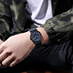 Relógio masculino azul escuro com mostrador preto e pulseira de nylon casual