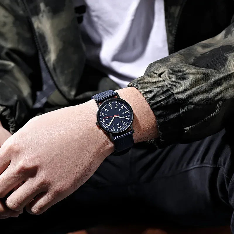 Relógio masculino azul escuro com mostrador preto e pulseira de nylon casual