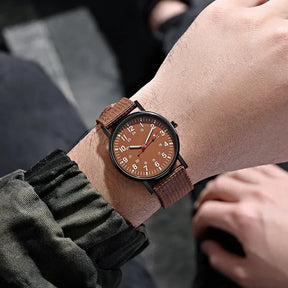 Relógio masculino marrom com mostrador bege e pulseira de nylon resistente