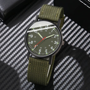 Relógio verde militar masculino com mostrador escuro e pulseira de nylon resistente