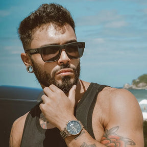 Relógio Mônaco masculino prata com mostrador preto e pulseira em aço inoxidável