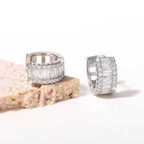 Brinco argola prata com zircônias cravejadas, design sofisticado e brilho intenso.