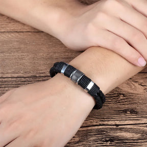 Pulseira masculina couro trançado com detalhe em aço inoxidável prata