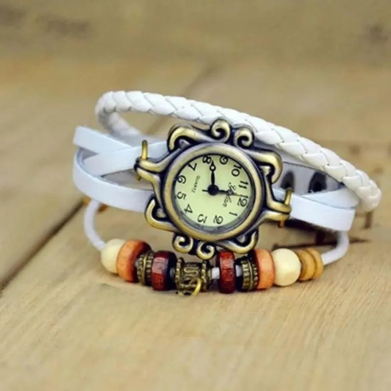 Relógio vintage branco com couro trançado e pingente borboleta feminino