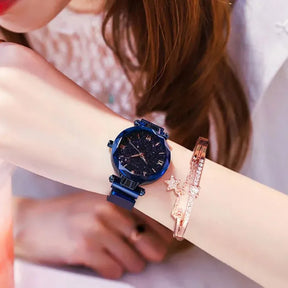 Relógio feminino azul com mostrador céu estrelado e pulseira moderna.