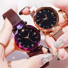 Relógio feminino roxo com mostrador céu estrelado e pulseira elegante.