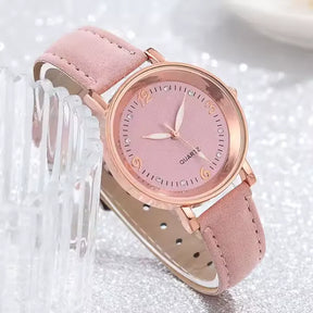 Relógio feminino redondo rosa com pulseira de couro e mostrador clean