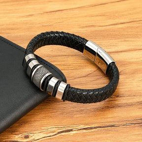 Pulseira masculina couro trançado com detalhe em aço inoxidável prata
