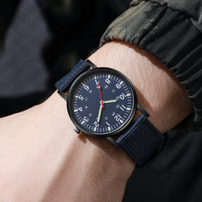 Relógio masculino azul escuro com mostrador preto e pulseira de nylon casual