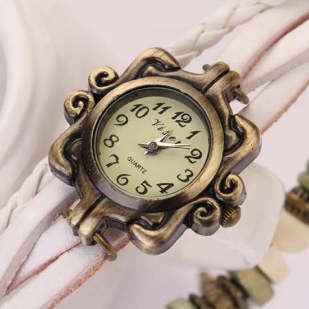 Relógio vintage branco com couro trançado e pingente borboleta feminino
