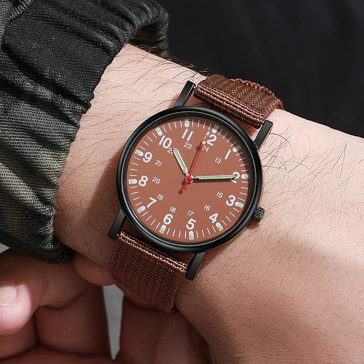 Relógio masculino marrom com mostrador bege e pulseira de nylon resistente