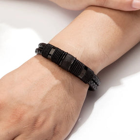 Pulseira masculina couro trançado com detalhe em aço inoxidável preto