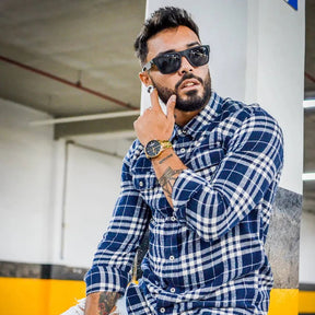 Relógio Mônaco masculino dourado com mostrador preto e pulseira em aço inoxidável