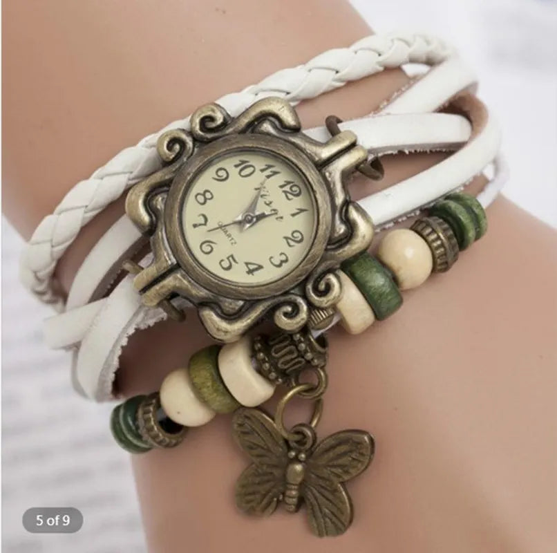 Relógio vintage branco com couro trançado e pingente borboleta feminino