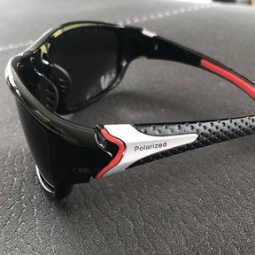 Óculos de sol esportivo polarizado preto com detalhe vermelho e proteção UV