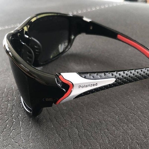 Óculos de sol esportivo polarizado preto com detalhe vermelho e proteção UV