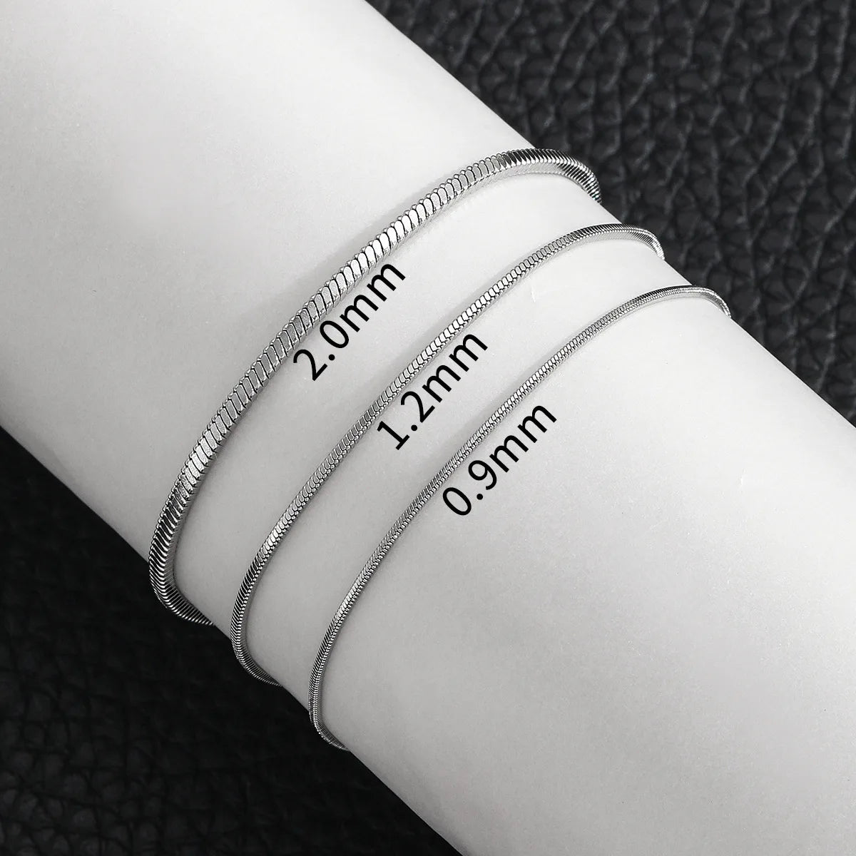 Pulseira prateada em aço inox com design snake bone unissex