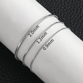 Pulseira prateada em aço inox com design snake bone unissex