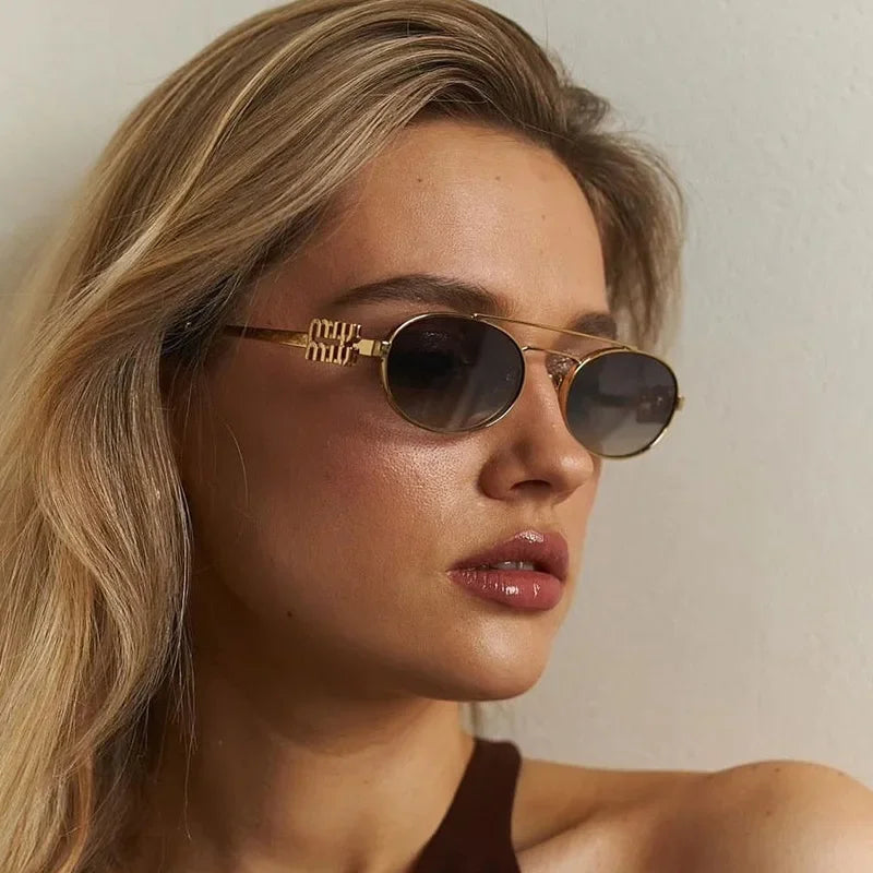 Óculos oval dourado feminino com armação metálica e lente escura UV400, estilo retrô minimalista

