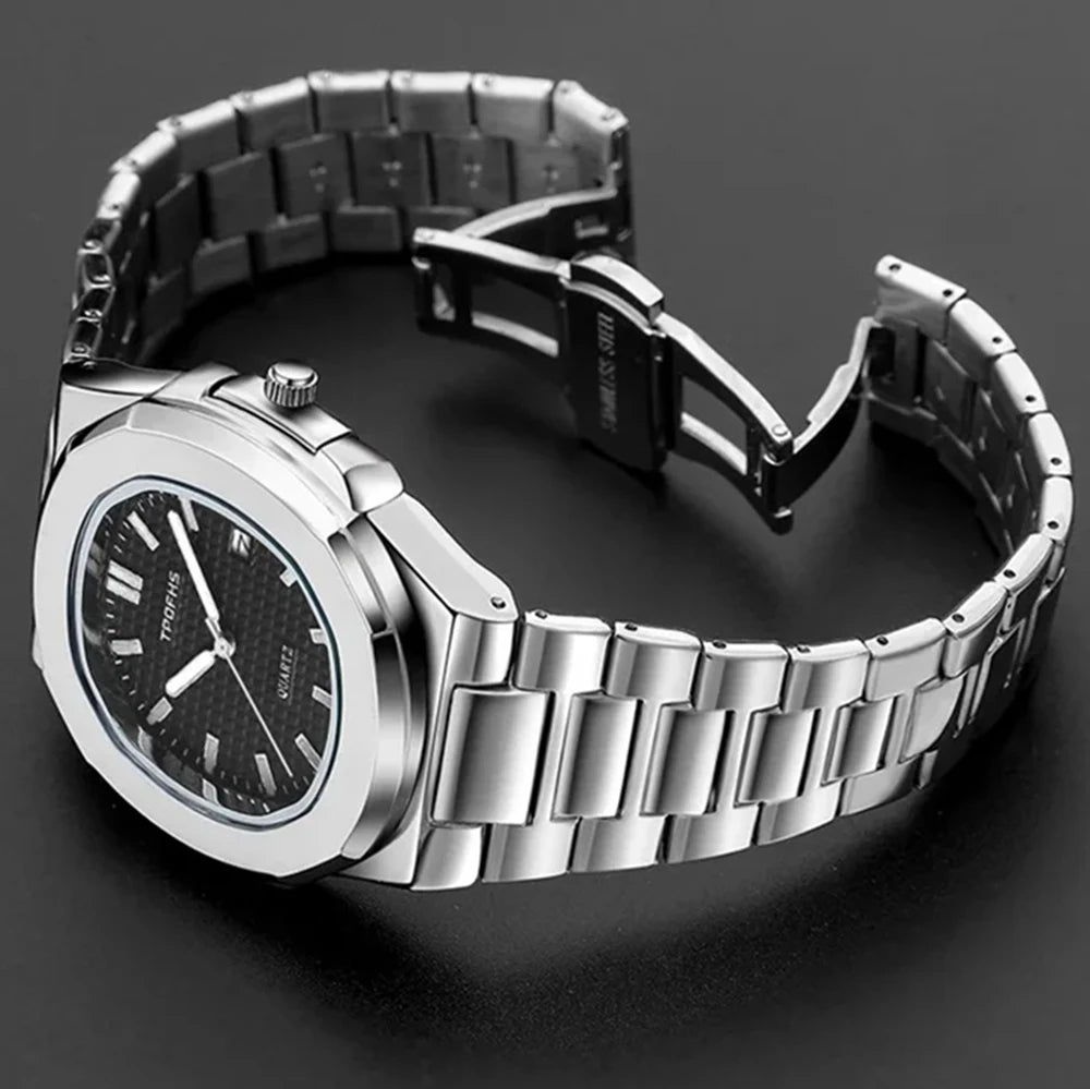 Relógio masculino aço inoxidável com mostrador preto e pulseira prateada.