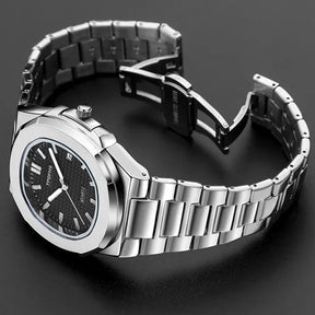 Relógio masculino aço inoxidável com mostrador preto e pulseira prateada.