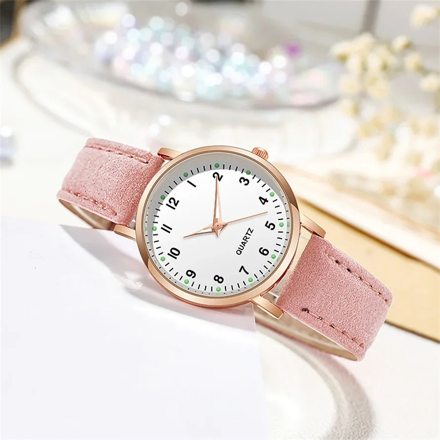 Relógio feminino retrô rosa claro com pulseira de couro sintético e mostrador luminoso.