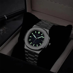 Relógio masculino aço inoxidável com mostrador preto e pulseira prateada.
