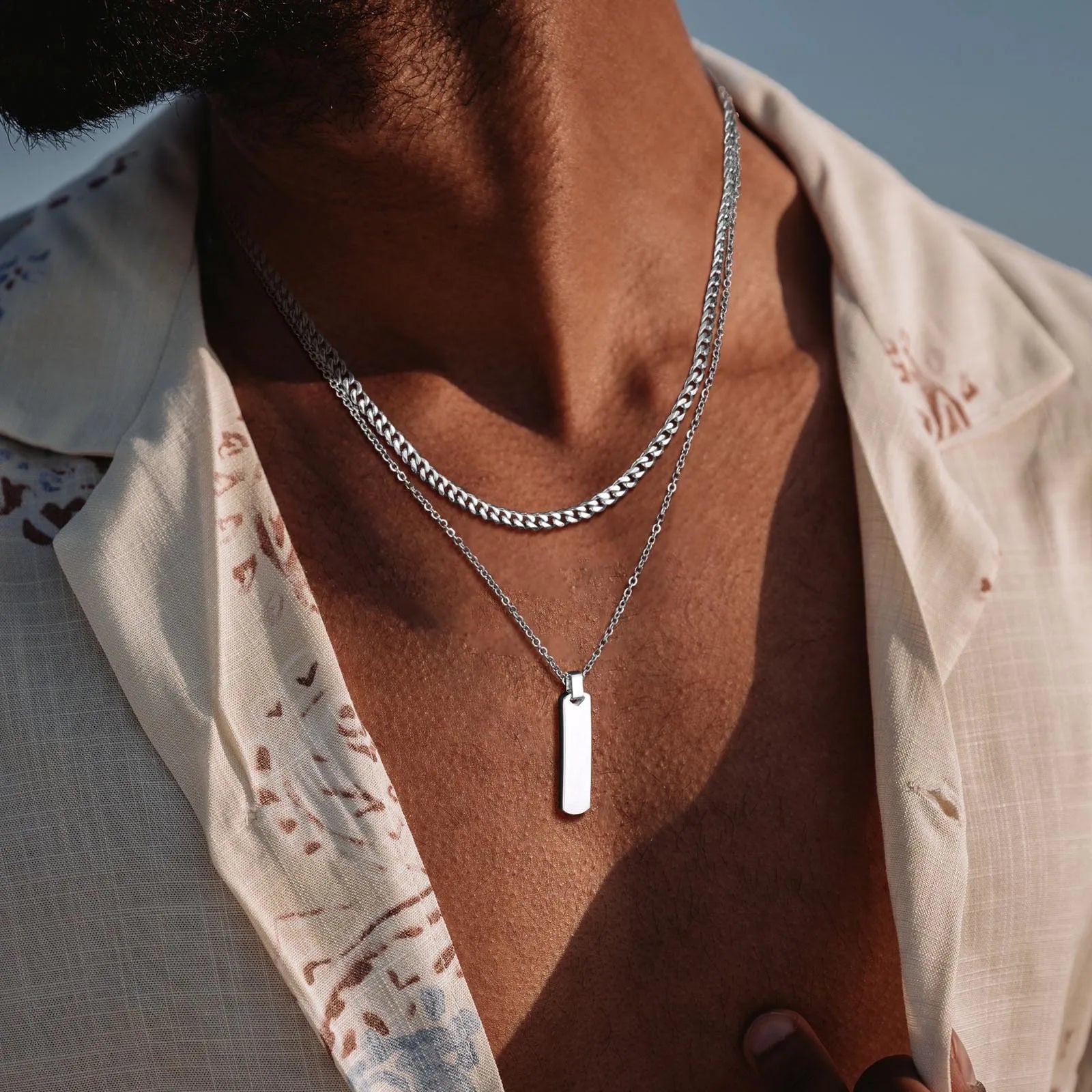 Colar masculino duplo prata em aço inox com corrente cubana e pingente barra geométrica