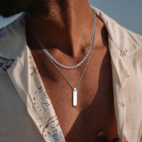 Colar masculino duplo prata em aço inox com corrente cubana e pingente barra geométrica