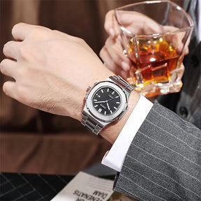 Relógio masculino aço inoxidável com mostrador preto e pulseira prateada.