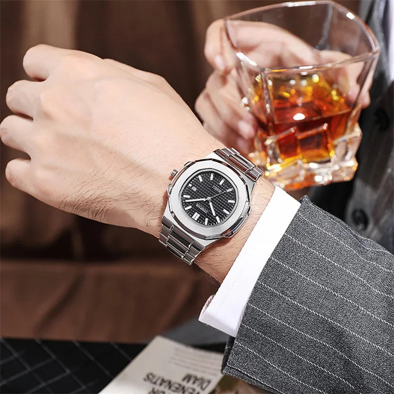 Relógio masculino aço inoxidável com mostrador preto e pulseira prateada.