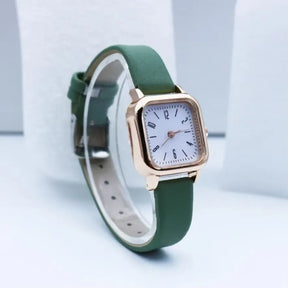 Relógio feminino minimalista com pulseira de couro verde e mostrador branco