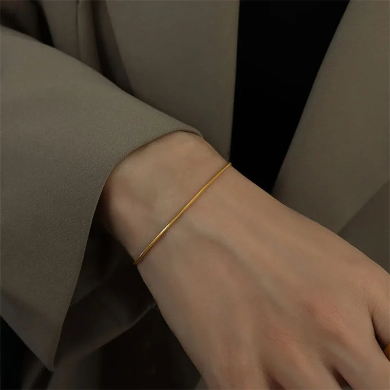 Pulseira dourada minimalista em aço inox com corrente snake bone