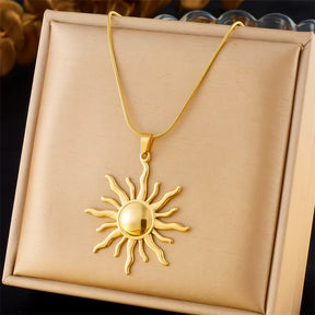 Colar dourado com pingente de sol em aço inox 316L, leve, resistente e com brilho marcante.